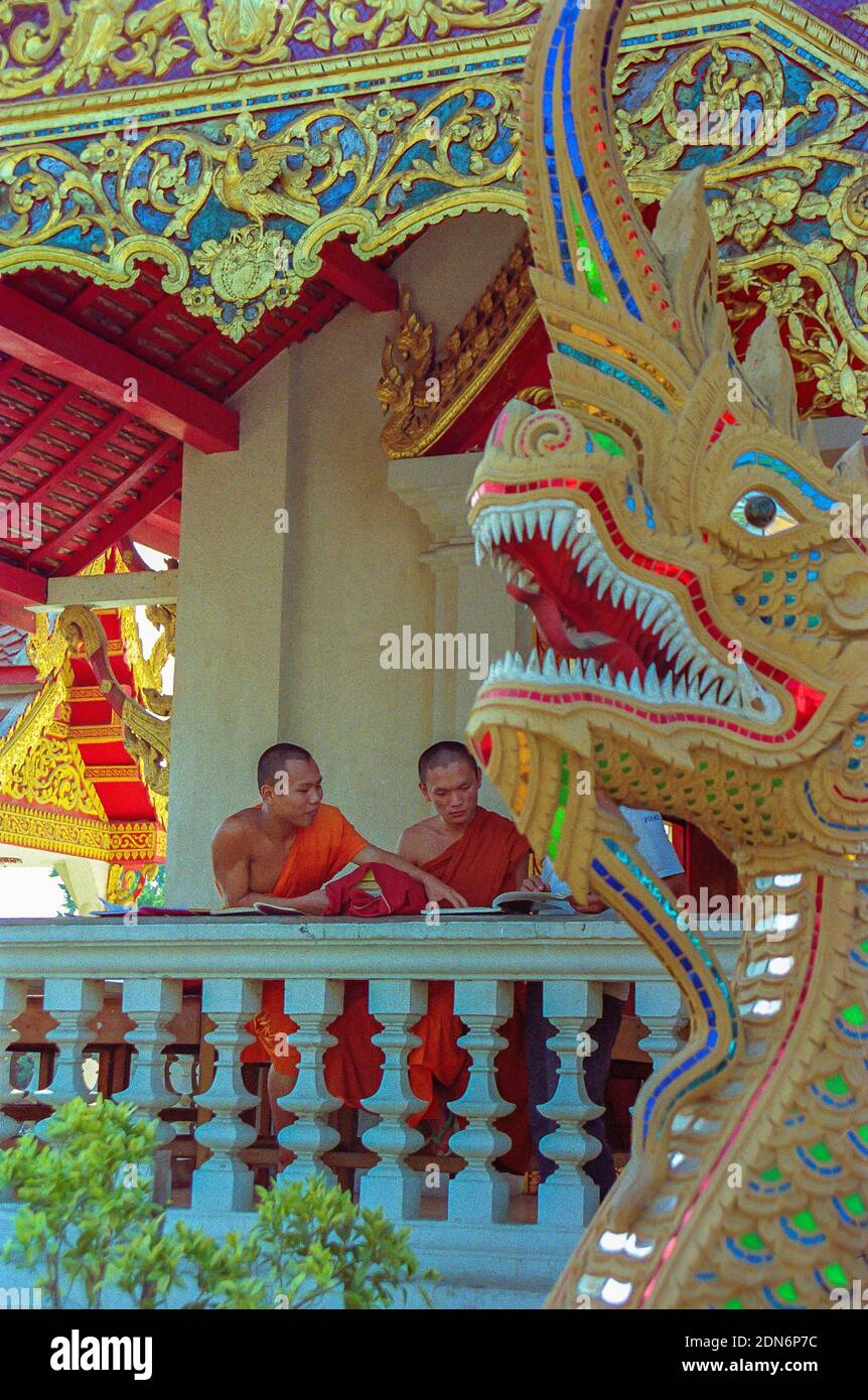 Zwei buddhistische Mönche im Gespräch im Wat Doi Suthep, Chiang Mai, Thailand Stockfoto