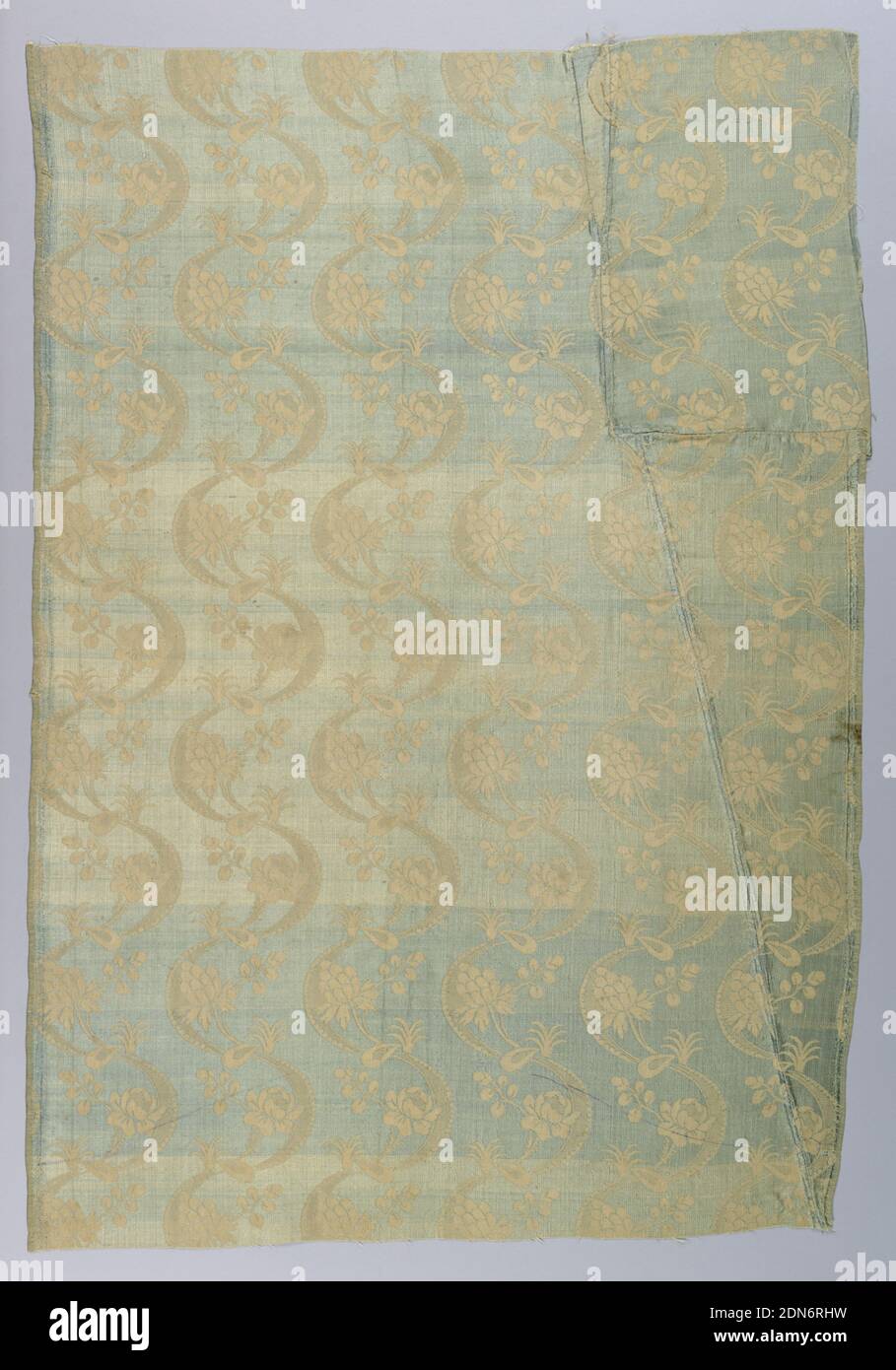 Textil, Medium: Seidentechnik: Köperbindung, Elfenbeinfarbene Seide mit monochromem Muster aus S-Mäandern und stilisierten Blumenzweigen., Frankreich, England, Mitte des 18. Jahrhunderts, gewebte Textilien, Textil Stockfoto