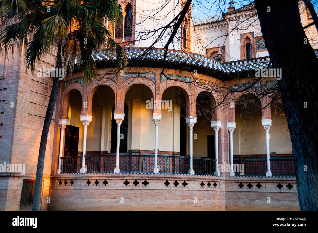 Der Mudejar-Pavillon auf der Plaza de América im Maria-Luisa-Park in Sevilla, Spanien. Stockfoto