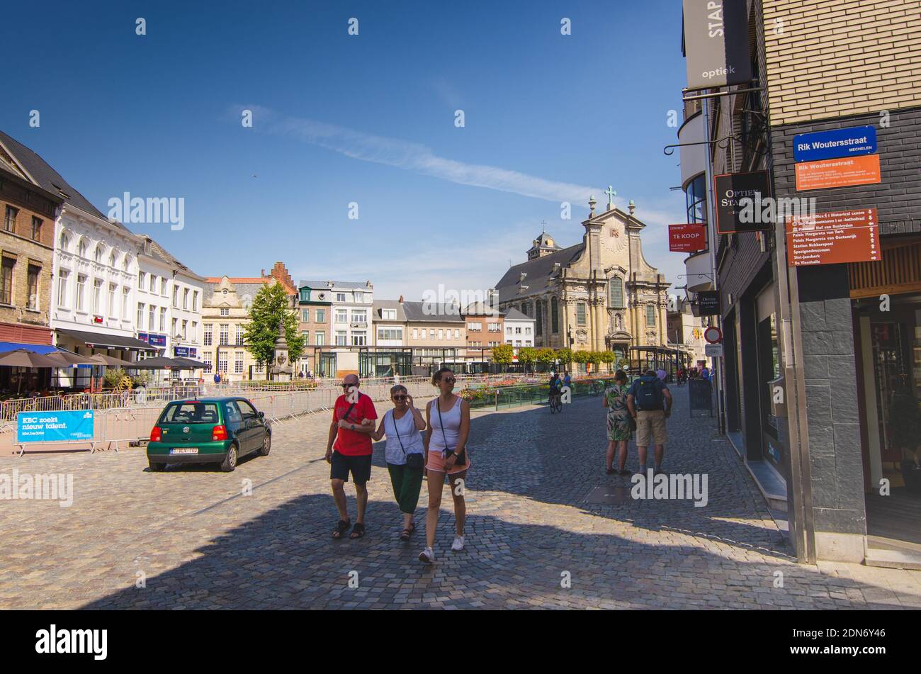 Mechelen, Flandern, Belgien. August 2019. Im Hintergrund die Fassade der Kirche von Sint-Pieter-en-Pauluskerk. Schöner Sommertag, die Menschen sind wa Stockfoto