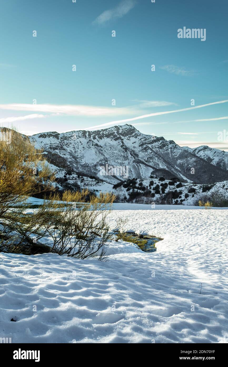 Die Sonne beginnt sich hinter den Bergen zu verstecken, wenn die Temperatur sinkt. Stockfoto