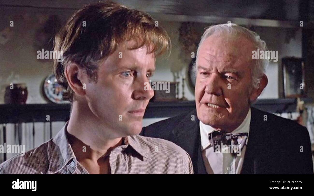 Eine RÜCKKEHR ZU SALEM LOS 1987 Warner Bros Film mit Michael Moriarty links als Joe Weber und Andrew Duggan Als Richter Axel Stockfoto