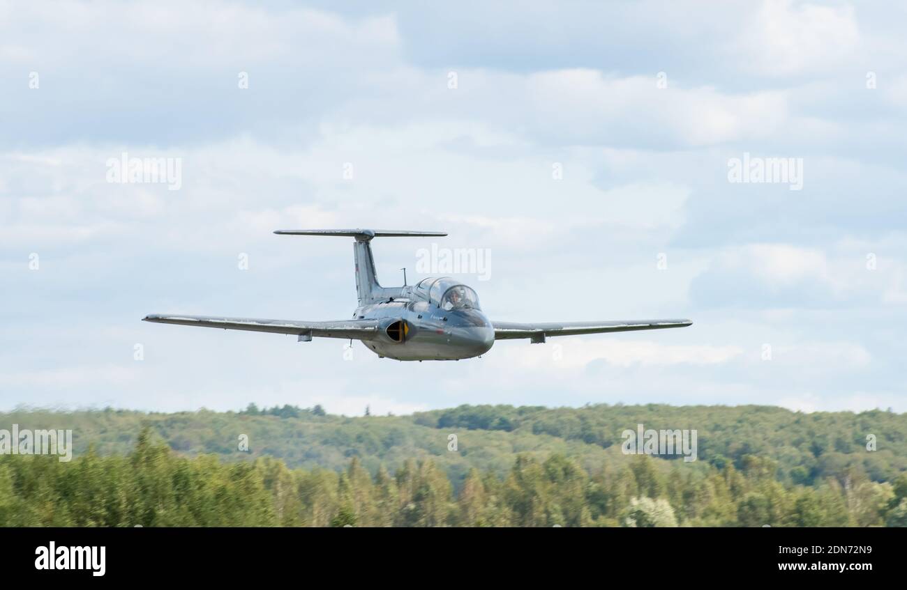 12. September 2020, Kaluga Region, Russland. Das Trainingsflugzeug Aero L-29 Delfin führt einen Trainingsflug auf dem Flugplatz Oreshkovo durch. Stockfoto