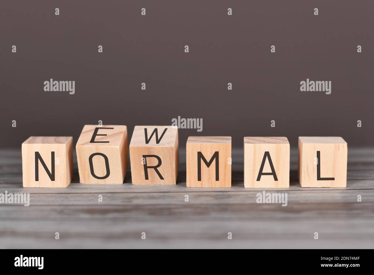 Holzklötze mit Buchstaben, die die Worte 'Neue Normalität' bilden Stockfoto