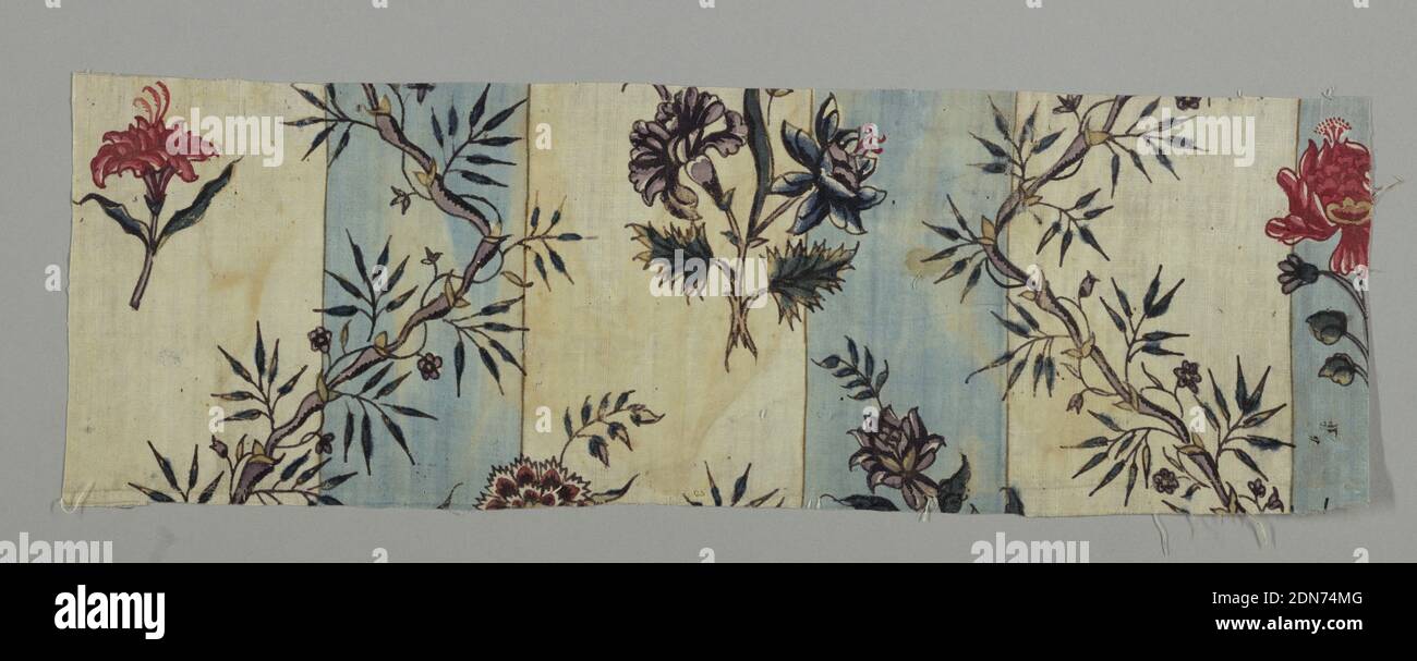 Chintz-Fragment, Medium: Baumwolle Technik: Mordants für 2 Rotweine, schwarz und lila mit Pinsel oder Stift aufgetragen; blau gebürstet in zwei Tiefen, (Chintz) auf Leinwandbindung., geschwungene Reben und isolierte Blumen auf blau-weiß gestreiftem Hintergrund., Indien, Ende 18. Jahrhundert, bedruckte, gefärbte & bemalte Textilien, Chintz-Fragment Stockfoto