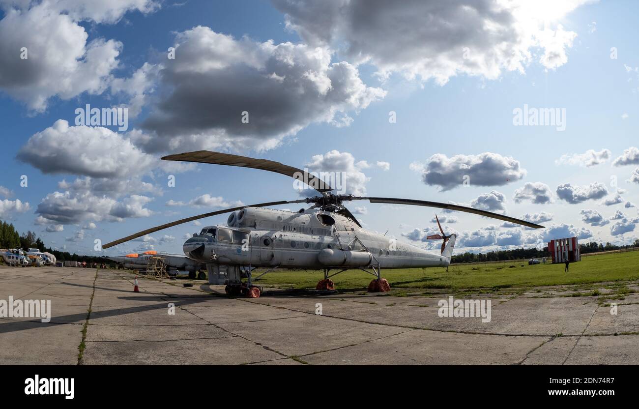 12. September 2020, Kaluga Region, Russland. Militärischer Transporthubschrauber (fliegender Kran) Mil Mi-10 auf dem Flugplatz Oreshkovo. Stockfoto