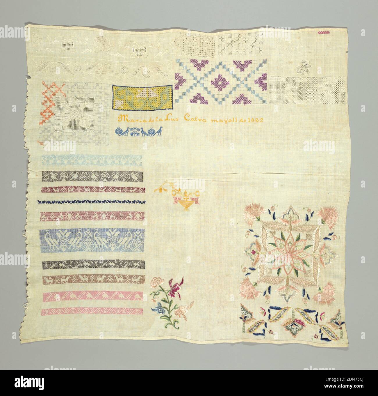 Sampler, Maria de la Luz Garcia, Medium: Wolle, Seide Technik: Gestickt in Satin, Stiel, Knoten, Kreuz, Knopfloch, Kette, Fischgrät, Feder, Und laufende Stiche mit ausgezogener Elementarbeit und nadelgefertigten Füllungen auf Leinwandfundament, unvollendeter Sampler mit horizontalen Bändern von Tiermustern in laufender Masche, die die Weberei in der linken unteren Ecke imitiert, ein großes Blumenmotiv in der rechten unteren Ecke, verschiedene geometrische Musterbänder, ausgezogener Elementarbeit, Und Punktmotive über den Boden verstreut. Bestickt in hellen Braun-, Blau-, Grün-, Gelb- und Pink-Tönen Stockfoto