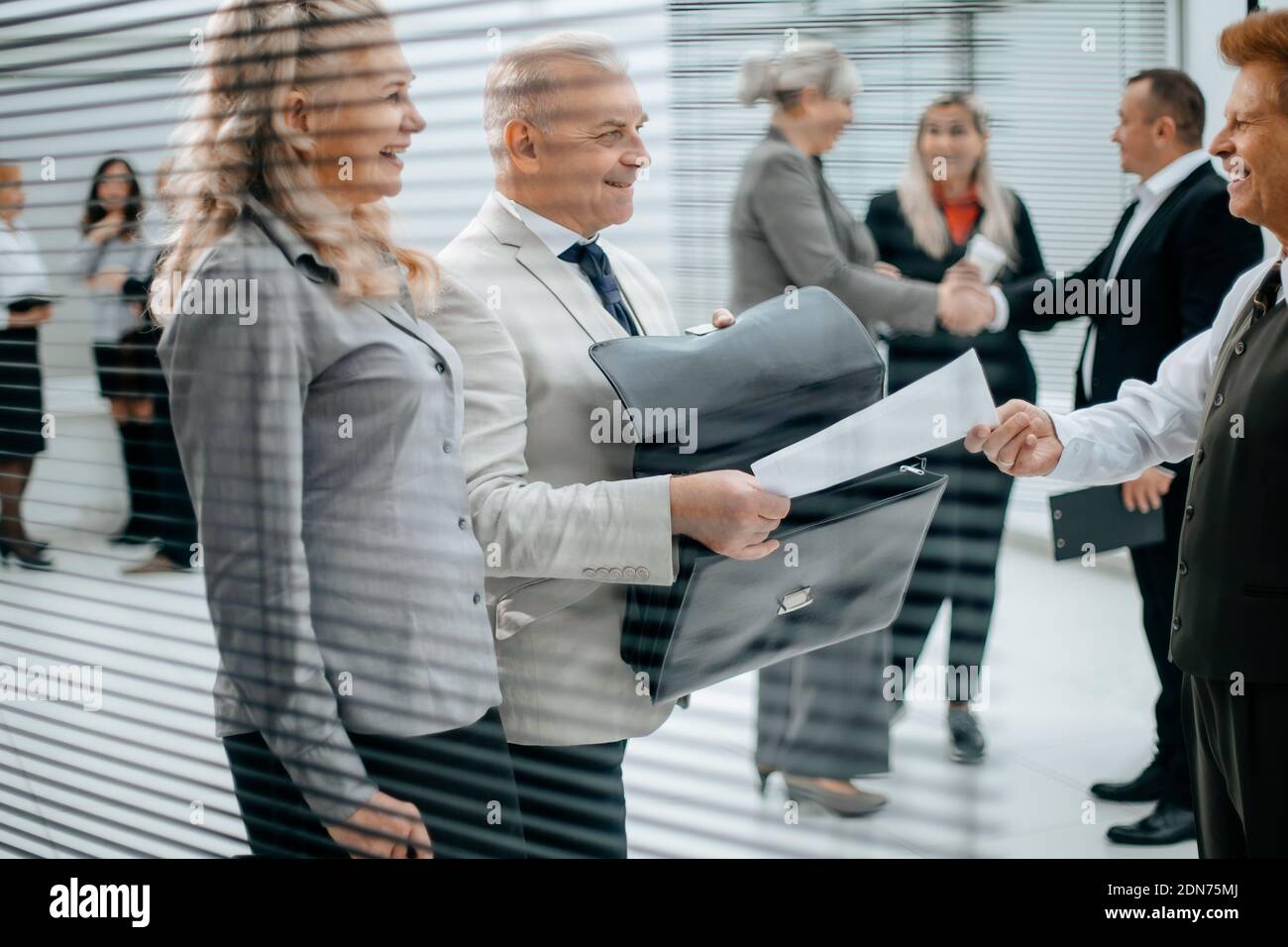 Nahaufnahme. Geschäftsmann erhält ein Dokument von einem Mitarbeiter des Unternehmens. Stockfoto