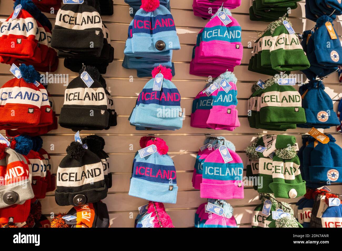 Island Wool Bobble Hüte Toques Beanies Zum Verkauf In Einem Isländischer Tourist Souvenir Store Winter Strickwollehatten Shop Display Stockfoto