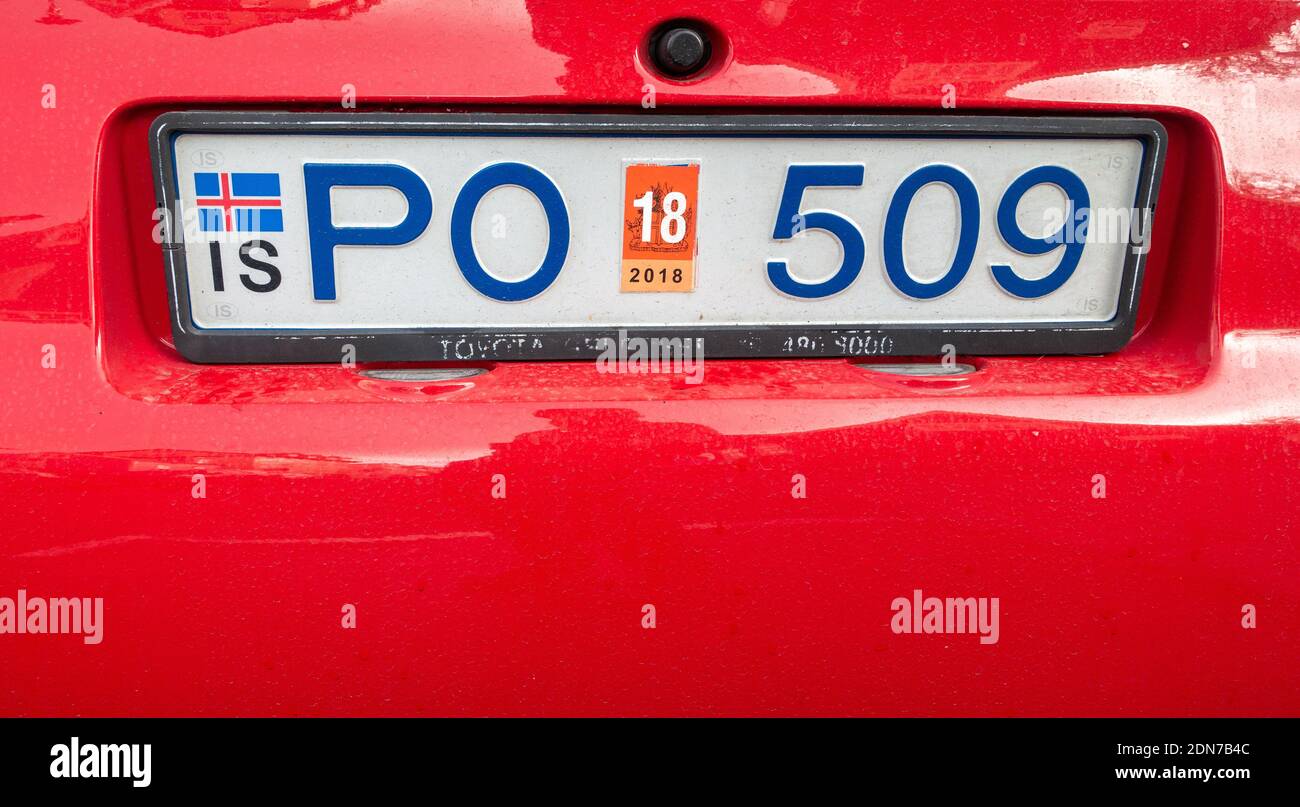 Nahaufnahme EINES Fahrzeugschein-Kennzeichen auf der Rückseite Ein rotes Fahrzeug in Island Stockfoto