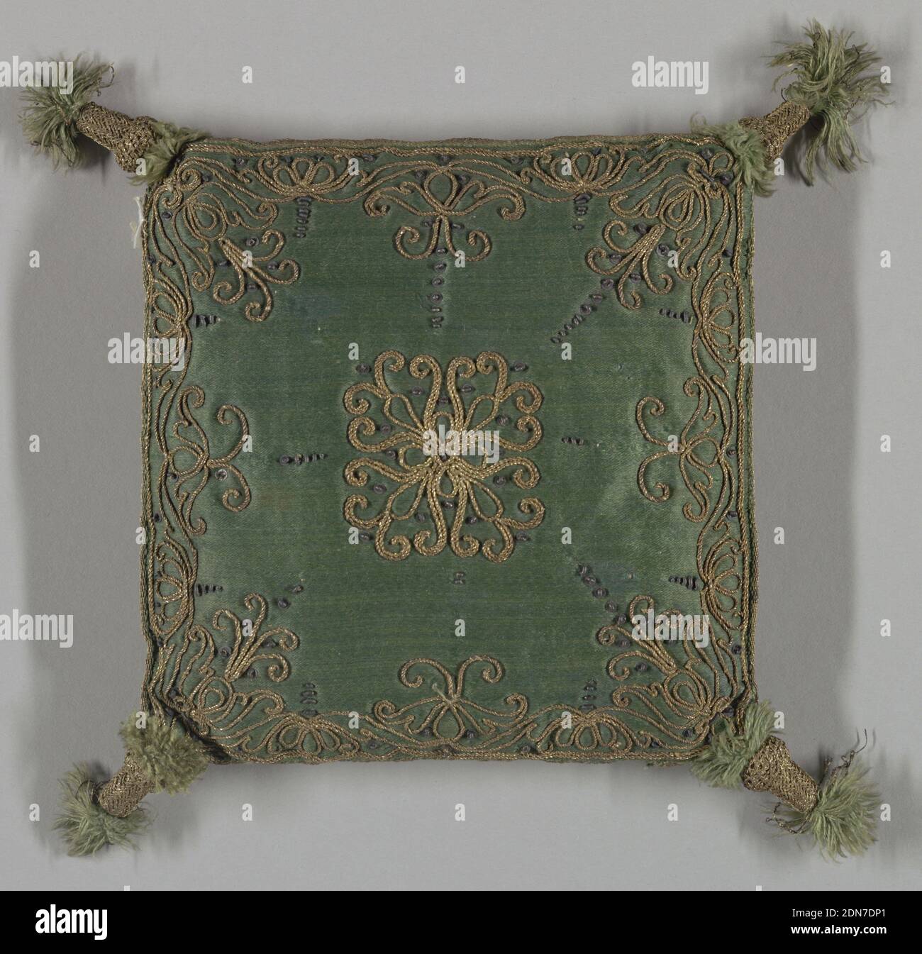 Kissen, Medium: Seide, Metallic Thread Technik: Bestickt, kleines Kissen aus dunkelgrünem Satin in Goldschnur bestickt. Ecken haben Quasten., Frankreich oder Italien, Ende 17.–Anfang 19. Jahrhundert, Kostüm & Accessoires, Kissen Stockfoto