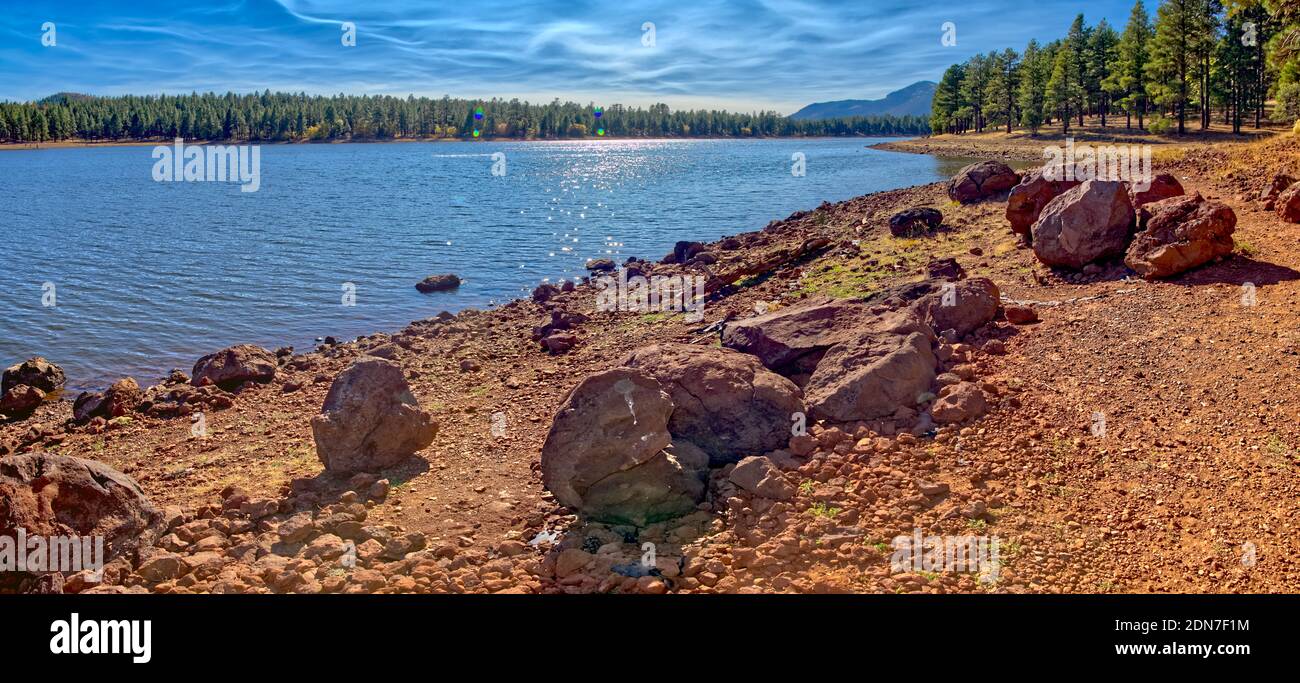 Ein mit Felsbrocken übersäter Küstenstreifen auf der Nordseite des Dogtown Lake in der Nähe von Williams Arizona. Stockfoto