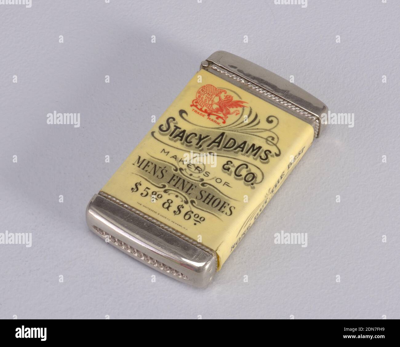 Werbung für 'Hulbert & Parker, Fashionable Footware', Whitehead & Hoag Company, platiertes Metall, bedrucktes Zelluloid, rechteckig, gebogene Ober- und Unterseite, mit bedruckter Dekoration des zweifarbigen Stiefelstults des Mannes, mit Spitzen- und Hakenverschlüssen, beschriftet auf der Innenseite des Stiefelstults 'Stacy Adams & Co.', Beschriftet auf der Stiefelschlaufe oben auf der Rückseite 'Stacy Adams & Co.', c-Scroll-Motive oben links und unten rechts auf dem Stiefel, beschriftet unten 'Hulbert & Parker, Dealers in Modic Footwear, 121 Sixth Street, Pittsburg, PA'. Rückseite verfügt über kleine rote Gänsegeier halten Banner mit der Aufschrift "None But The Best" Stockfoto