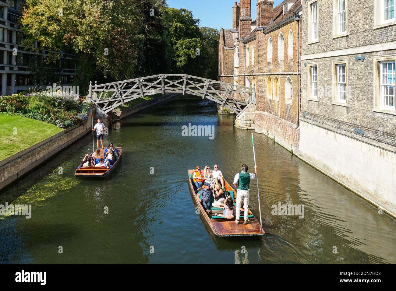 Touristen auf Punts auf dem River Cam unter Mathematical Bridge In Cambridge Cambridgeshire England Vereinigtes Königreich Großbritannien Stockfoto