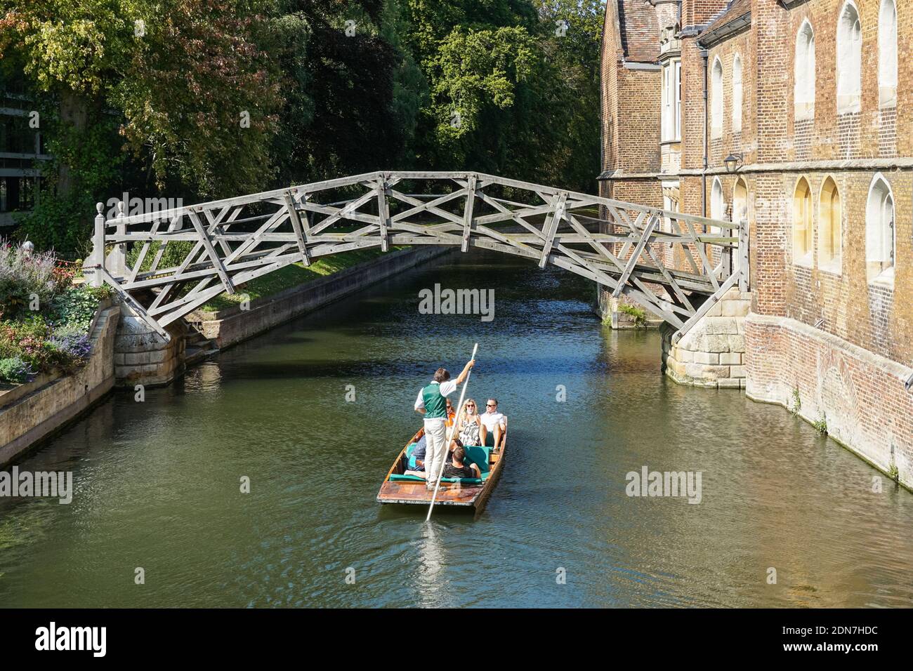 Touristen auf Punts auf dem River Cam unter Mathematical Bridge In Cambridge Cambridgeshire England Vereinigtes Königreich Großbritannien Stockfoto