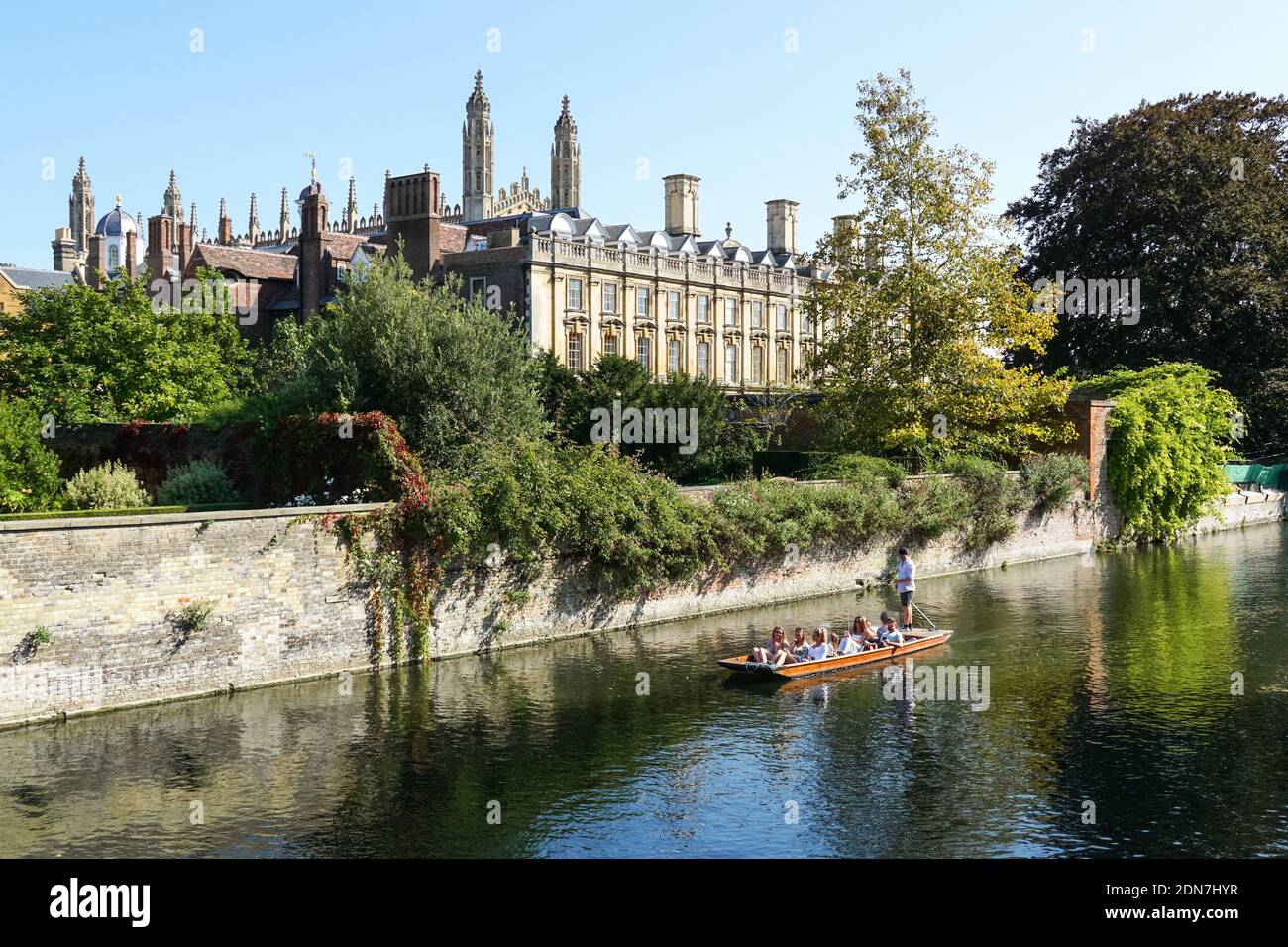 Menschen, die auf dem River Cam in Cambridge mit Clare College Gebäude im Hintergrund, Cambridgeshire England Großbritannien Stockfoto