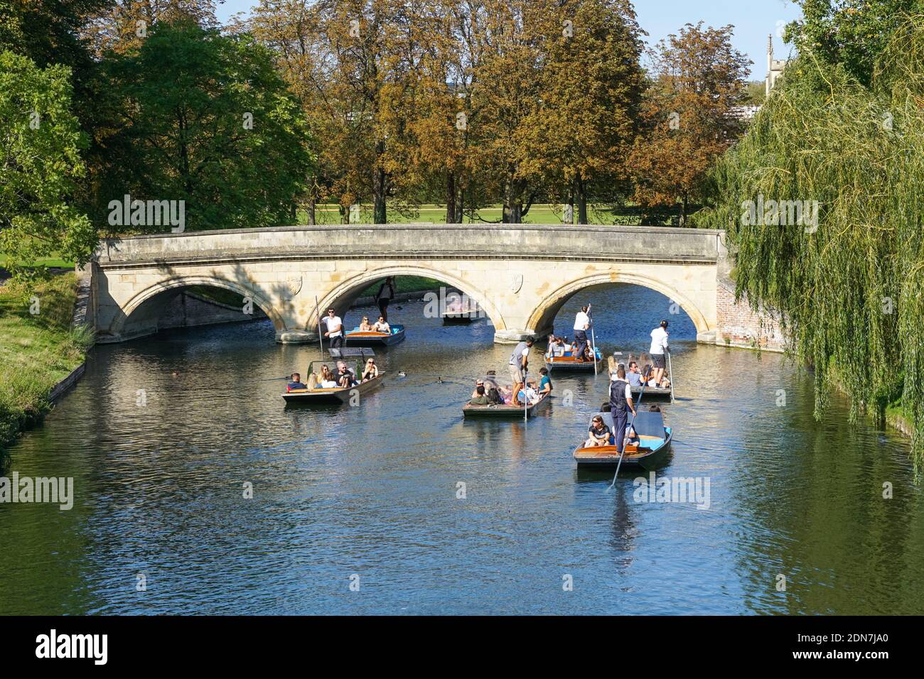Menschen, die unter Trinity College Bridge auf dem Fluss Cam in Cambridge, Cambridgeshire England Vereinigtes Königreich Stockfoto