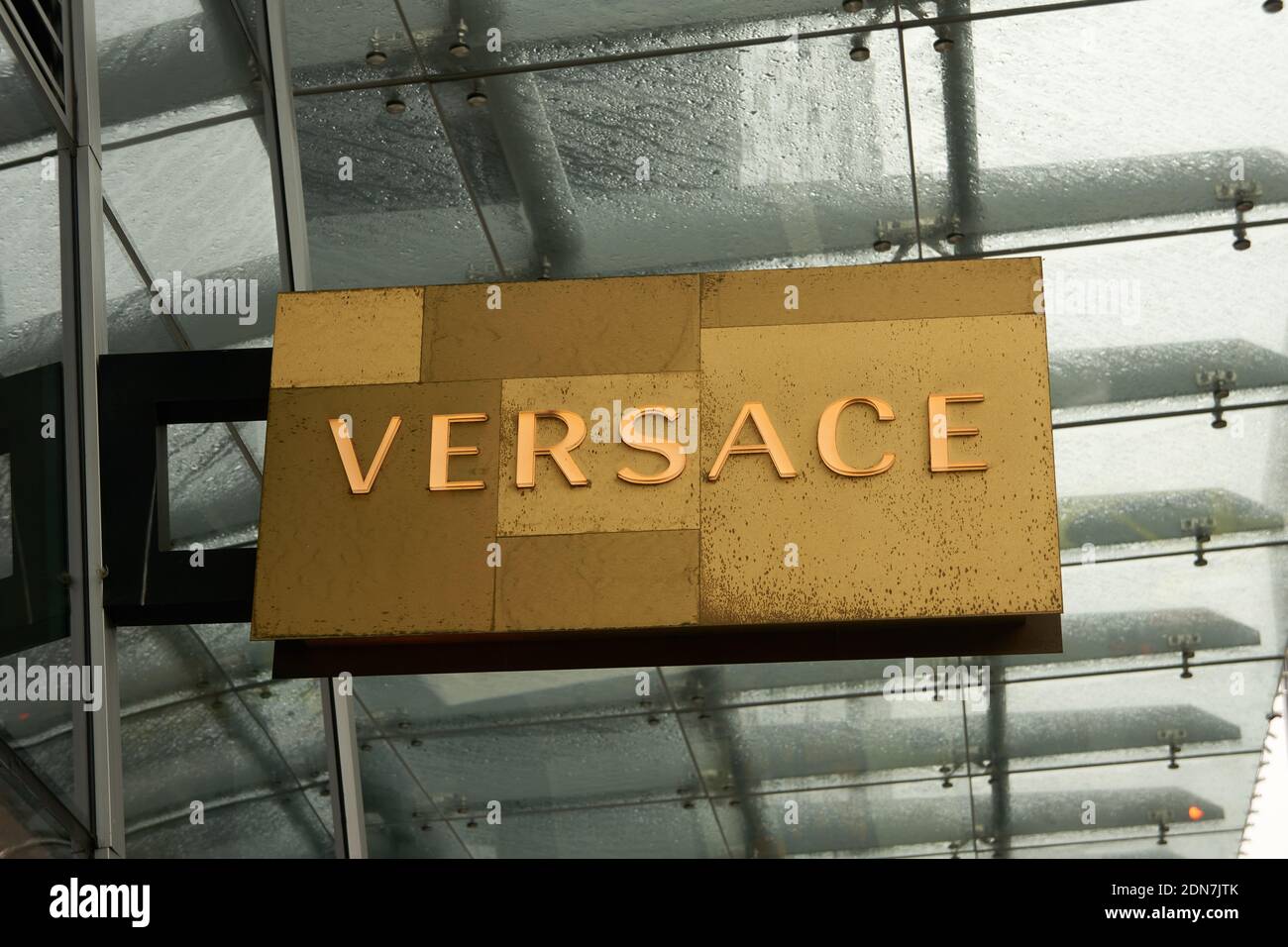 Nahaufnahme des Versace Luxus-Modehaus Schild in der Innenstadt von Vancouver, British Columbia, Kanada Stockfoto