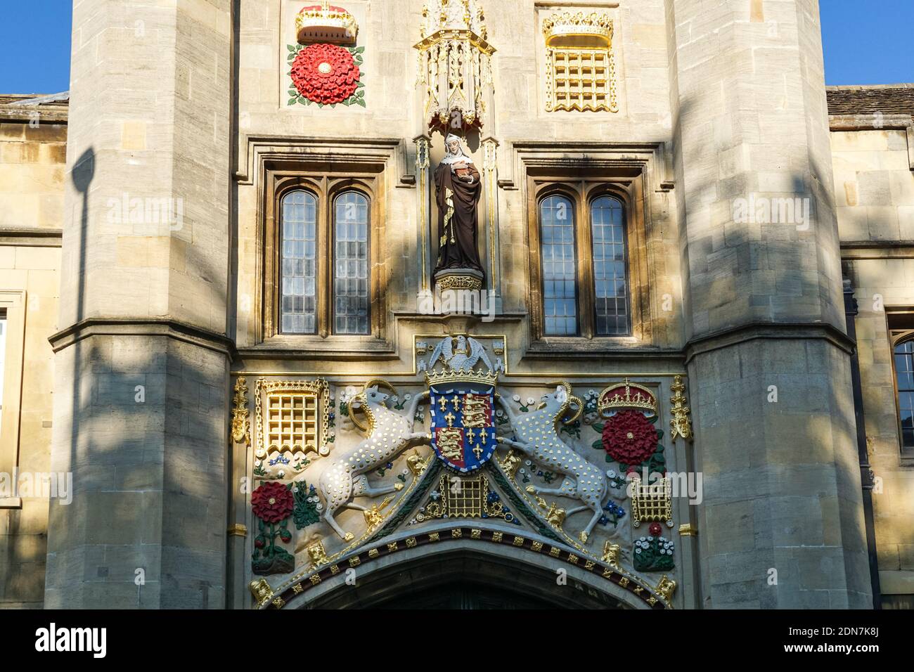 Mythische Tiere genannt Yales Unterstützung des Schildes über dem Vordereingang zum Christ's College Porters' Lodge, Cambridge Cambridgeshire England Großbritannien Stockfoto