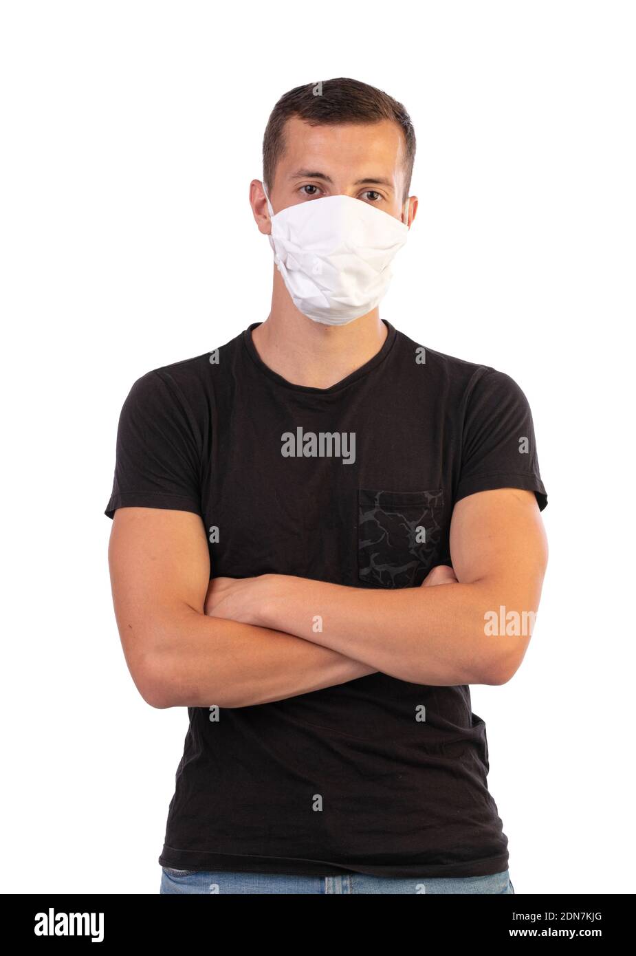 Junger Mann, der sich mit einer rauen Maske auf weißem Hintergrund beschützt Stockfoto