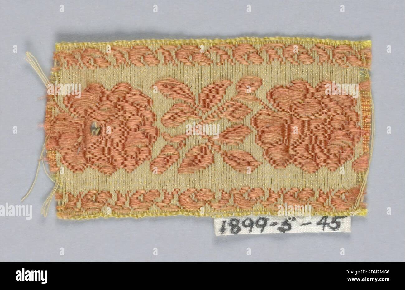 Trimmfragment, Medium: Seidentechnik: Gewebt, Terra cotta Rosen auf gelb/beigem Hintergrund., Frankreich, 19. Jahrhundert, gewebte Textilien, Trimmfragment Stockfoto