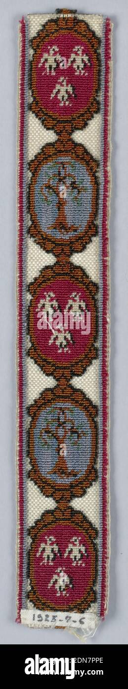 Livery Trimming, Medium: Seidentechnik: Voided Samt, Design von Medaillons umschließen abwechselnd einen Baum ohne Blätter und drei weiße Vögel. Medaillons sind braun, rot und blau auf weißem Grund., Spanien, 19. Jahrhundert, Besatz, Lackierung Stockfoto Livery Trimming, Medium: Seidentechnik: Voided Samt, Design von Medaillons umschließen abwechselnd einen Baum ohne Blätter und drei weiße Vögel. Medaillons sind braun, rot und blau auf weißem Grund., Spanien, 19. Jahrhundert, Besatz, Lackierung Stockfoto