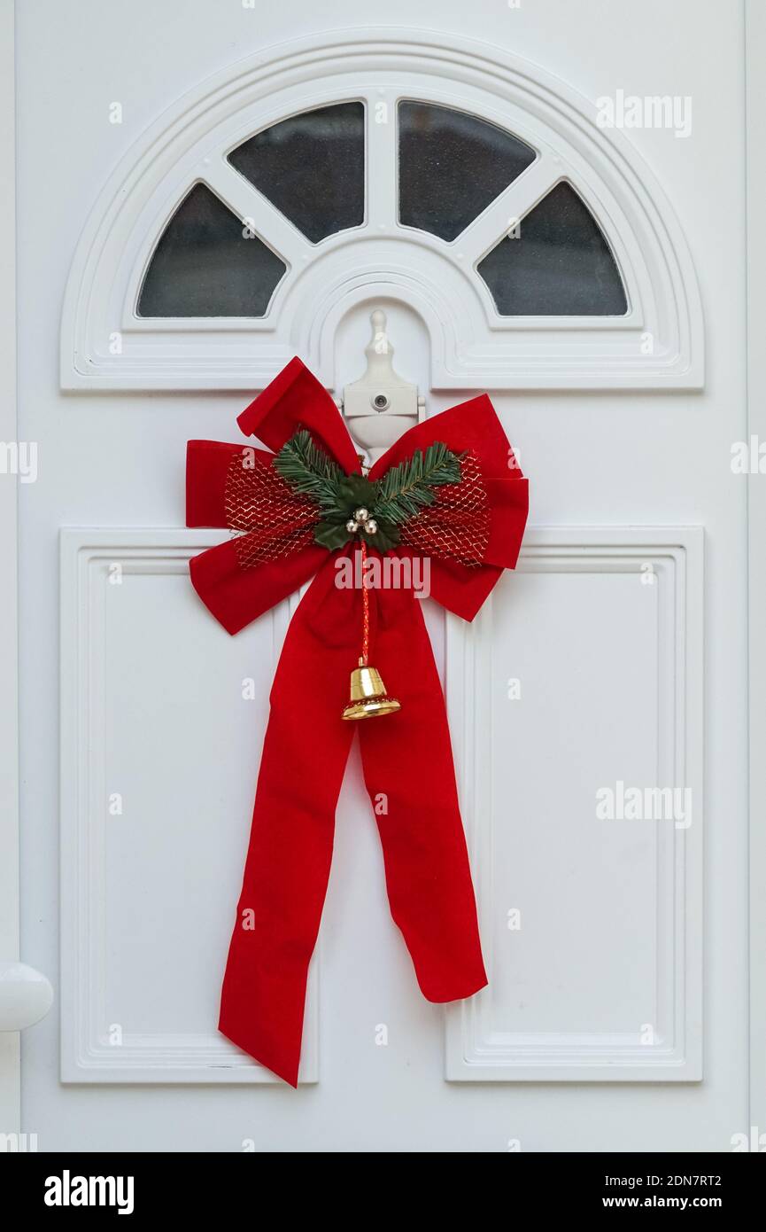 Weihnachtliche Dekoration an einer weißen Tür, London England Vereinigtes Königreich Großbritannien Stockfoto