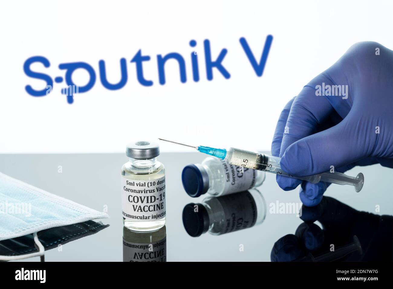 Morgantown, WV - 16. Dezember 2020: Kleine Flasche Coronavirus-Impfstoff mit Spritze mit Hintergrund des russischen Sputnik V-Logos Stockfoto