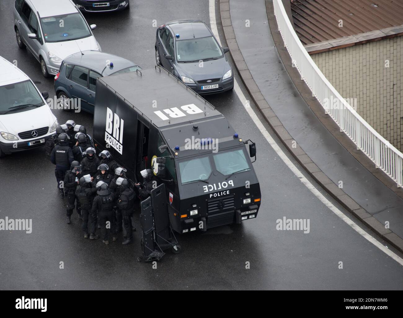 KEIN WEB KEINE APPS IN FRANKREICH BIS JANUAR 24. Polizeikräfte versammeln sich an der Porte de Vincennes, östlich von Paris, nachdem mindestens eine Person verletzt wurde, als ein Schütze am 9. Januar 2015 das Feuer in einem koscheren Lebensmittelgeschäft eröffnete und mindestens fünf Personen als Geisel nahm. Der Angreifer wurde verdächtigt, derselbe Schütze zu sein, der am 8. Januar in Montrouge im Süden von Paris eine Polizistin bei einer Schießerei tötete. Foto von William Stevens/ABACAPRESS.COM Stockfoto