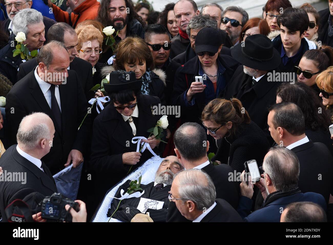 Beerdigung des griechischen Sängers Demis Roussos auf dem ersten Friedhof von Athen, Griechenland am 30. Januar 2015. Foto von Boris Pilipenko/ABACAPRESS.COM Stockfoto