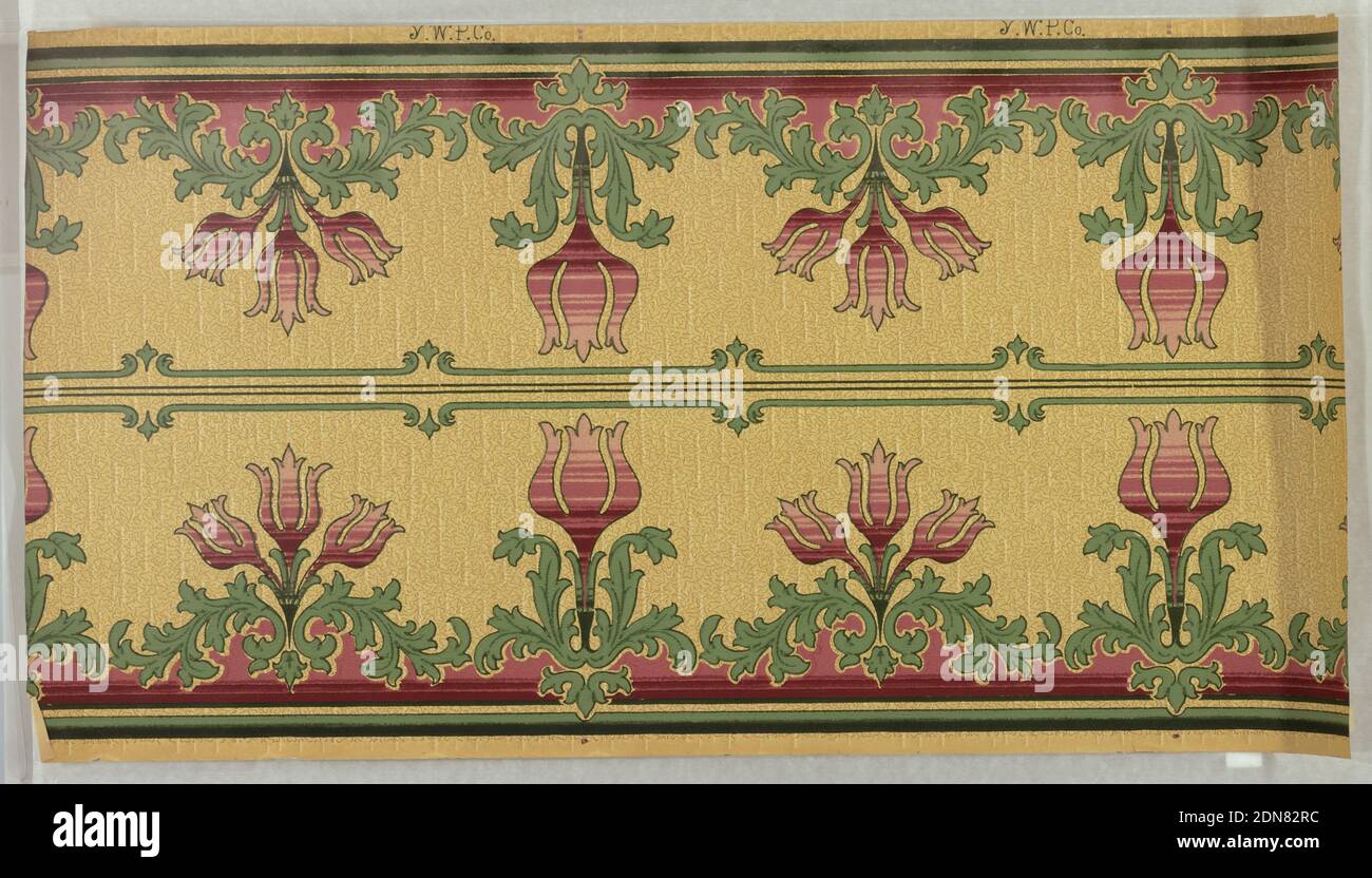 Frieze, York Wall Paper Company, 1895, maschinenbedrucktes Papier, zwei quer bedruckte Ränder (Spiegel). Drei stilisierte Tulpen abwechselnd mit einer einzigen, größeren Tulpe. Die Blüten sind von Streifen in verschiedenen rosa Schattierungen schattiert. Das Shirt ist mit grünen Streifen und länglichen Blattrollen verziert. Unten hat Bänder von dunkel und hellgrün. Rosa Streifenmuster imitiert Tulpen-Färbung, die den negativen Raum zwischen dem grünen Rand und dem Blattwerk füllt. Beigefarbener Boden mit sehr subtilen, hellbeigen, vertivalen, diskontinuierlichen Linien. Darüber hinaus befindet sich eine Gesamtschicht aus kleiner schwarzer Vermikulation. Jugendstil Stockfoto