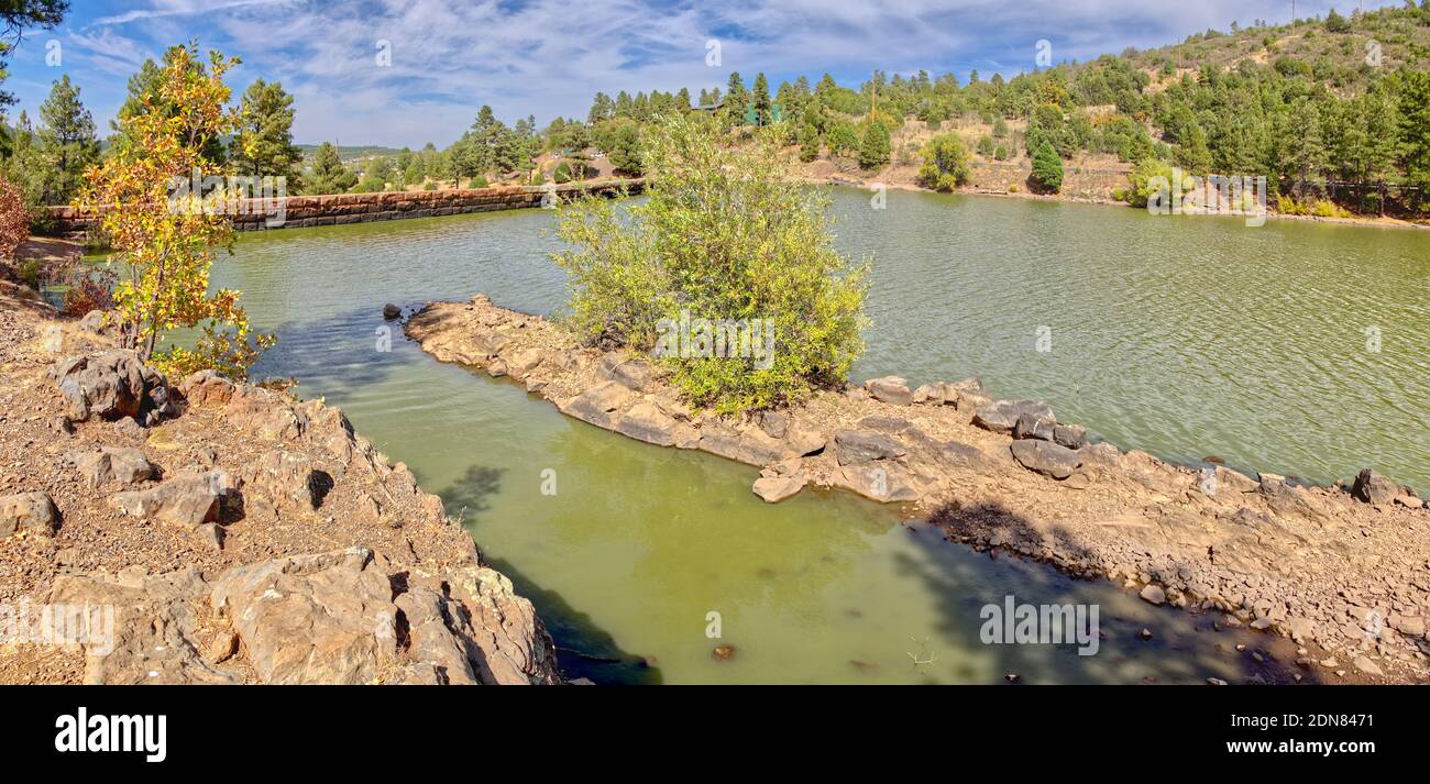 Blick hinter den Santa Fe Dam in Williams Arizona. Der Damm ist für die Öffentlichkeit zugänglich. Keine Eigentumsfreigabe erforderlich. Stockfoto