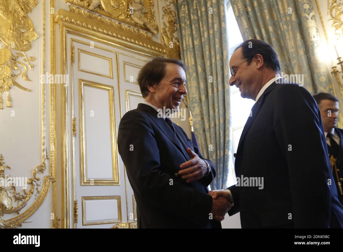 Der französische Präsident Francois Hollande verleiht dem französischen Historiker und Politiker Jean-Noel Jeannenay den Orden des Grand Officier de la Legion d'Honneur am 24. Februar 2015 im Elysée-Palast in Paris, Frankreich. Fotopool von Denis Allard/ABACAPRESS.COM Stockfoto