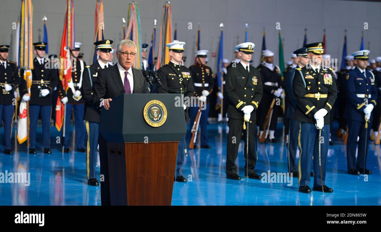 Der scheidende Verteidigungsminister Chuck Hagel macht während einer Abschiedsfeier der Streitkräfte am 28. Januar 2015 in der Joint Base Myer-Henderson Hall, Virginia, Bemerkungen. Die stellvertretende Sekretärin Ashton Carter, die unter Leon Panetta und Hagel gedient hat, wird vom Senat als Nachfolger von Hagel problemlos genehmigt. IPhoto von Mike Theiler/Pool/ABACAPRESS.COM Stockfoto