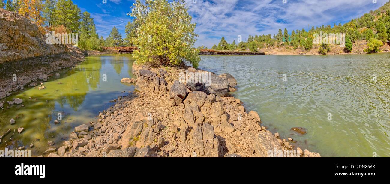 Blick hinter den Santa Fe Dam in Williams Arizona. Der Damm ist für die Öffentlichkeit zugänglich. Keine Eigentumsfreigabe erforderlich. Stockfoto