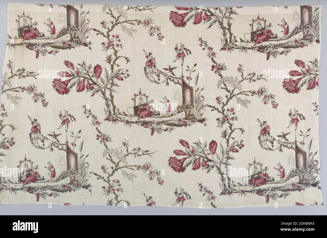 Textil, Medium: Baumwolle Technik: Blockdruck auf Leinwandbindung, Fragment mit kleinem Chinoiserie-Design in rot, braun und schwarz. Das Muster zeigt einen Mann in einem hohen Hut und langer Robe beim Fischen, als eine Frau ihn durch einen Bogen anschaut; rechts bietet ein Diener Erfrischungen an. Ganz rechts ist ein fantastischer Bogen mit einem akrobaten, der oben auf einem Fuß balanciert. An der Spitze des Bogens ist ein in Stoff drapierter, hervorstehender Arm befestigt, an dessen Ende ein Lautenspieler sitzt. Ganz links ist ein großer Rosenbesen und Laub zu sehen. Im Vordergrund der Vignette ist Laub und Frucht. Stockfoto