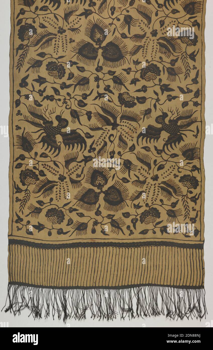 Selendang (Schultertuch), Medium: Seide Technik: Wachssperren (Batik) auf Leinwandbindung, schmales Schultertuch (Selendang) in grün, grau und dunkelbraun mit einem allover Blatt- und Blütenmuster mit Vögeln. Grenze durch Fransen mit vertikalen parallelen Linien gibt Illusion eines längeren Fransen. Chinesischer Einfluss, der durch die Aufnahme des Lokkaninvogels, der auf dem phönix basiert, angezeigt wird. Fransen., Java, Indonesien, 19. Jahrhundert, Kostüm & Accessoires, Selendang (Schultertuch Stockfoto