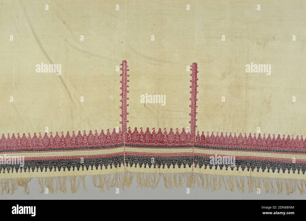 Hängend, Medium: Baumwolle, Seidentechnik: Gestickt, lange Platte, wahrscheinlich ein Vorhang, quer gestickt, Seiten und Schreinerungen, in roter und blauer Seide, mit gelben Akzenten; Kordelzug in cremefarbener Seide überarbeitet. Die Enden sind aus Baumwolle gefranst. Design von stilisierten Bäumen über und unter horizontalem Band von Stickereien und Drawnwork., Marokko, 19. Jahrhundert, Stickereien & Nähte, hängend Stockfoto