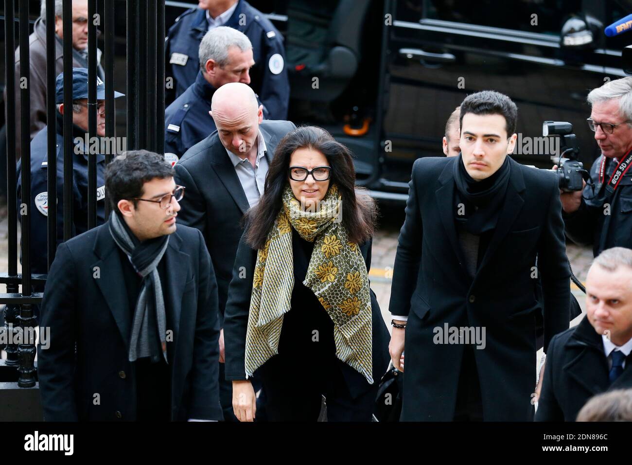 Francoise Bettencourt-Meyers, the daughter of Liliane Bettencourt and her sons Nicolas Meyers (wearing glasses) and Jean-Victor Meyers arriving at court for the 3rd day of the so-called 'Bettencourt trial' accusing 10 people close to L'Oreal heiress Liliane Bettencourt of 'exploiting' her dementia, in Bordeaux, southwestern France on January 28, 2015. Photo by Bernard-Salinier/ABACAPRESS.COM Stockfoto