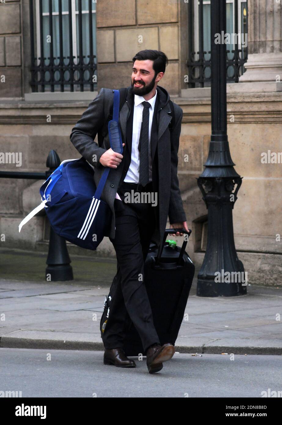 Der Franzose Cyril Dumoulin verlässt am 3. Februar 2015 die Feier Handball French Team World Champion Tittle 2015 im Palais de l'Elysee in Paris, Frankreich. Frankreich gewann vor zwei Tagen die 24. Handball-Weltmeisterschaft der Männer und war das erste Team in der Handball-Geschichte, das fünf Weltmeisterschaften gewann, als es die Überraschungsfinalisten Katar 25-22 besiegte. Frankreich ist jetzt Welt-, Europa- und Olympiasieger und unterstreicht ihre aktuelle Dominanz des Sports. Foto Alain Apaydin/ABACAPRESS.COM Stockfoto