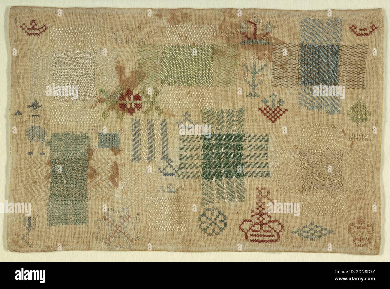 Sampler, Medium: Seide auf Baumwolle Technik: Kreuz- und Verstiche auf Leinwandbindung mit paarigen Kettfäden und paarigen Schussfäden (Korbbindung). Gezählte Stiche., Darning Sampler mit sechs Darningkreuzen, die Leinwandbindung, Twills und Stricken simulieren. Drei Übungsquadrate und isolierte Motive wie Kronen, Menschen und Blumen., Niederlande, 19. Jahrhundert, Sticken & Nähen, Sampler Stockfoto