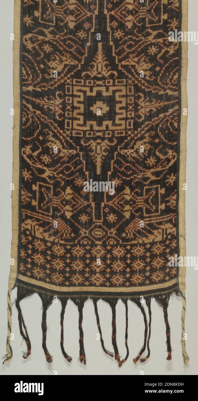 Kamben geringsing (zeremonielles Tuch), Medium: Baumwolle Technik: Gebunden Widerstand Musterung in Kette und Schussmittel (Doppel-ikat) auf Leinwandbindung Etikett: Baumwolle mit geknüpftem Resist-Muster in Kette und Schussdruck (Doppelikat), Baumwolltextilien, die in der Doppelikat- oder Geringsing-Technik mit einem kota-mesir-Muster hergestellt wurden (vierzackiger Stern, eingekerbtes Innenmuster, teilt das Stück in halbrunde Segmente). Halbkreise zeigen das Motiv "Wayang patlikur isi" (geometrische Wayang-Figur) und andere Figuren. Breiter Rand am Ende mit geometrischem Muster. Design in Braun auf Schwarz. Franged., Tenganan, Bali, Indonesien Stockfoto