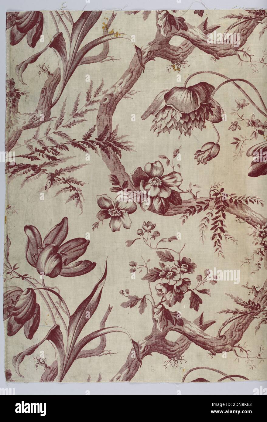 Textil, Medium: Baumwolltechnik: Bedruckt mit gravierter Walze auf Leinwandbindung, Offset-Wiederholung eines verdrehten Astes, der verschiedene Blumen unterstützt, einschließlich Tulpe, Farne und kleinformatige Pflanzen, die am Ast befestigt sind. Violettes Monochrom-Muster. Länge der Wiederholung: 44cm. (17 1/4'). Stoffbreite möglicherweise 33' mit 1 1/2' Übermaß., Mitteleuropa, 1850–1900, bedruckte, gefärbte & bemalte Textilien, Textil Stockfoto