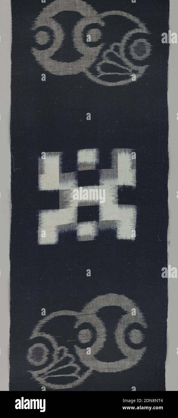 Textil, Medium: Baumwolle Technik: E-gasuri (Kettchen und Schussikat) auf Leinwandbindung, schmale vertikale Platte mit einem Design von überlappenden Kreisen in Schussikat abwechselnd mit einer geometrischen Form in Kettchen und Schussikat., Japan, 1850–1900, bedruckte, gefärbte & bemalte Textilien, Textil Stockfoto