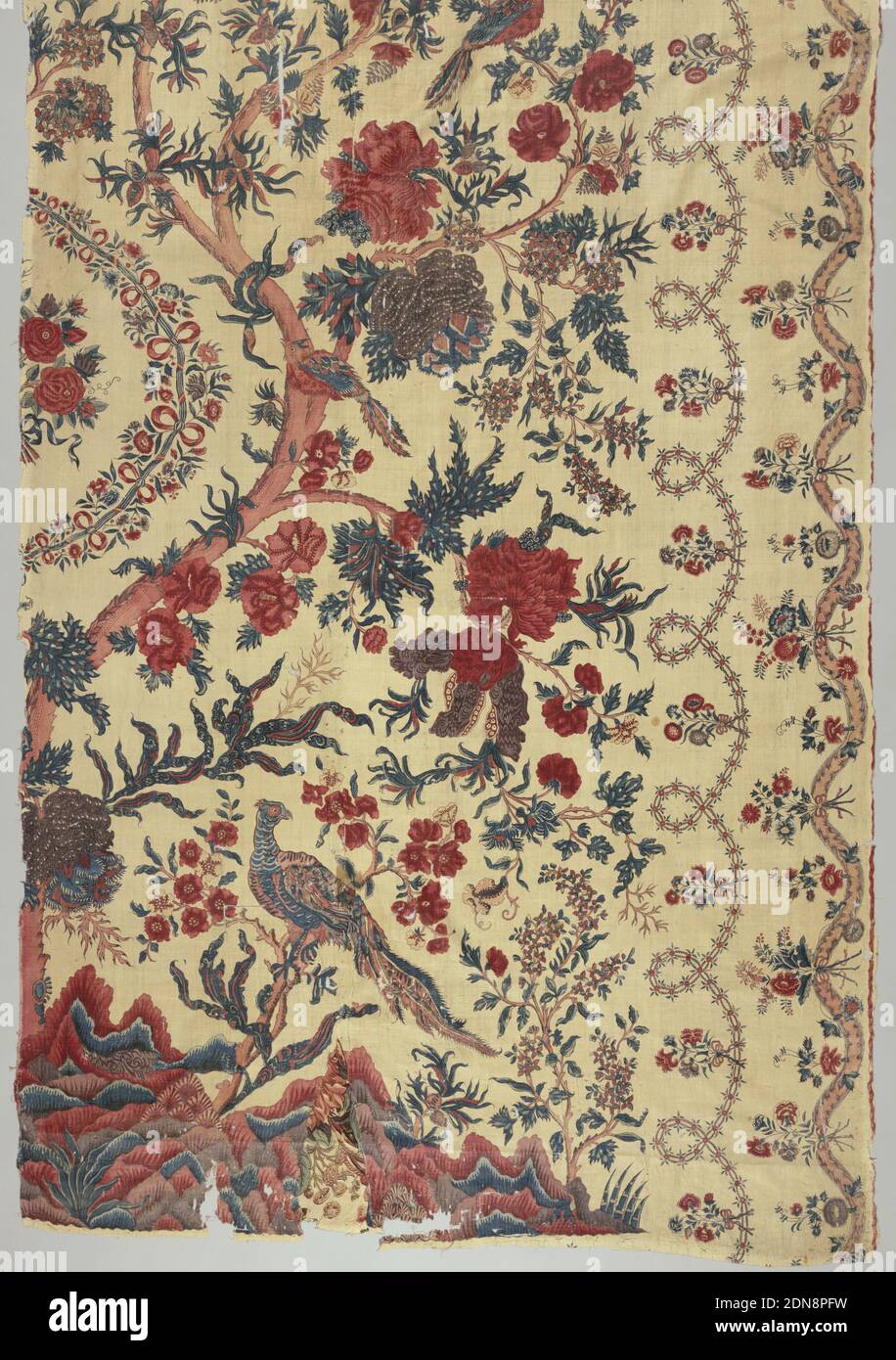 Palampore, Medium: Baumwolle Technik: Gemordet und beständig gefärbt (Chintz), die Hälfte einer Palampore mit einem Baumstamm in leuchtendem Hellrot steigt aus einem Hügel und kurvt stark rechts, bevor sie sich nach oben verzweigt. Verschiedene Blüten in leuchtendem Rot und dumpfem Violett mit Blättern in zwei Blautönen mit roten Akzenten erscheinen. Spuren von Gelb bleiben in Blättern von kleinen Blütentrauben. Links vom gebogenen Stamm erscheint ein halbes Medaillon, das aus Bändchen und Blumen gebildet wird und einen Rosenhaufen umrahmt. Der Hügel besteht aus spitzen Hügeln in Rot, Blau und Braun mit viel Schattierung. Stockfoto