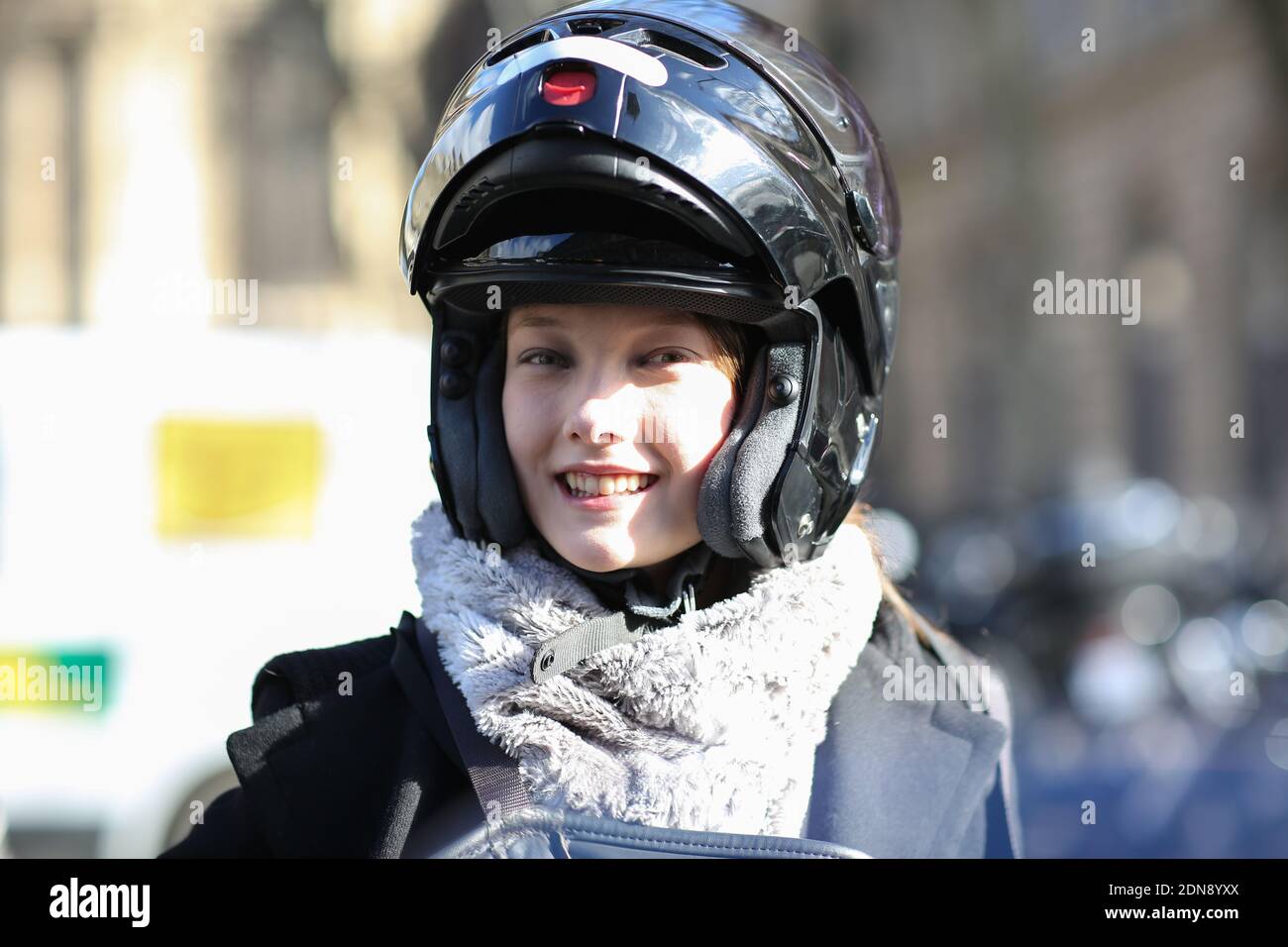 Street Style, Modell Yumi Lambert nach Dries Van Noten Herbst-Winter 2015-2016 Ready-to-Wear Show im Hotel de Ville in Paris, Frankreich, am 4. März 2015 statt. Foto von Marie-Paola Bertrand-Hillion/ABACAPRESS.COM Stockfoto