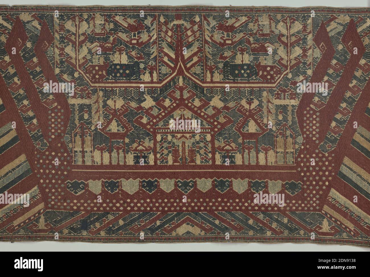 Palepai (Schiffstuch), Medium: Baumwollstickerei auf Baumwollfundament Technik: Bestickt auf Leinwandbindung Label: Baumwolle bestickt mit Baumwolle, Horizontale rechteckige Platte als Schiffstuch oder 'palepai' bekannt. Bestickt in dunkel und hellblau, dunkelrot und weißer Baumwolle. Zwei Beispiele von traditionellen "Schiff der Toten" Motiv, mit Muster Wiederholungen durch "Baum des Lebens" Designs getrennt, obwohl die beiden Schiffe sind nicht identisch. Enthält ein paar Tiere, viele menschliche Figuren (sowohl auf dem Hauptdeck als auch auf äußeren Erweiterungen), und Regenschirm-ähnliche Designs, die Vorfahren Schreine sein könnten. Stockfoto