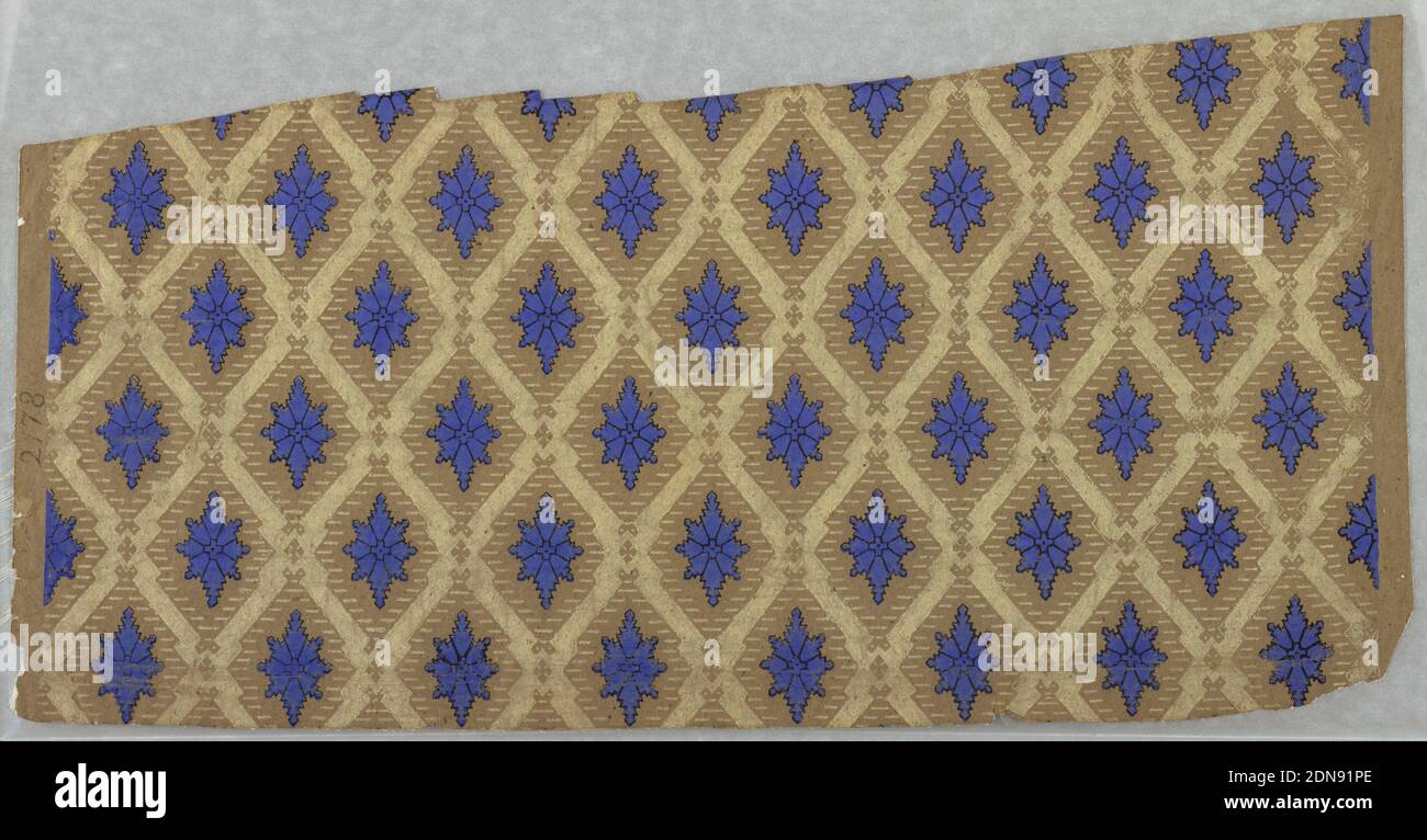 Seitenwand, maschinenbedruckt auf ungeerdetem Papier, volle Papierlänge mit Windeldesign in Rautenform. Cremefarbener Rahmen, der eine achtzackige blaue Figur umschließt, in Schwarz umrandet. Gedruckt in blau, weiß und schwarz auf ungeerdetem Papier., USA, ca. 1860, Wallcoverings, Sidewall Stockfoto