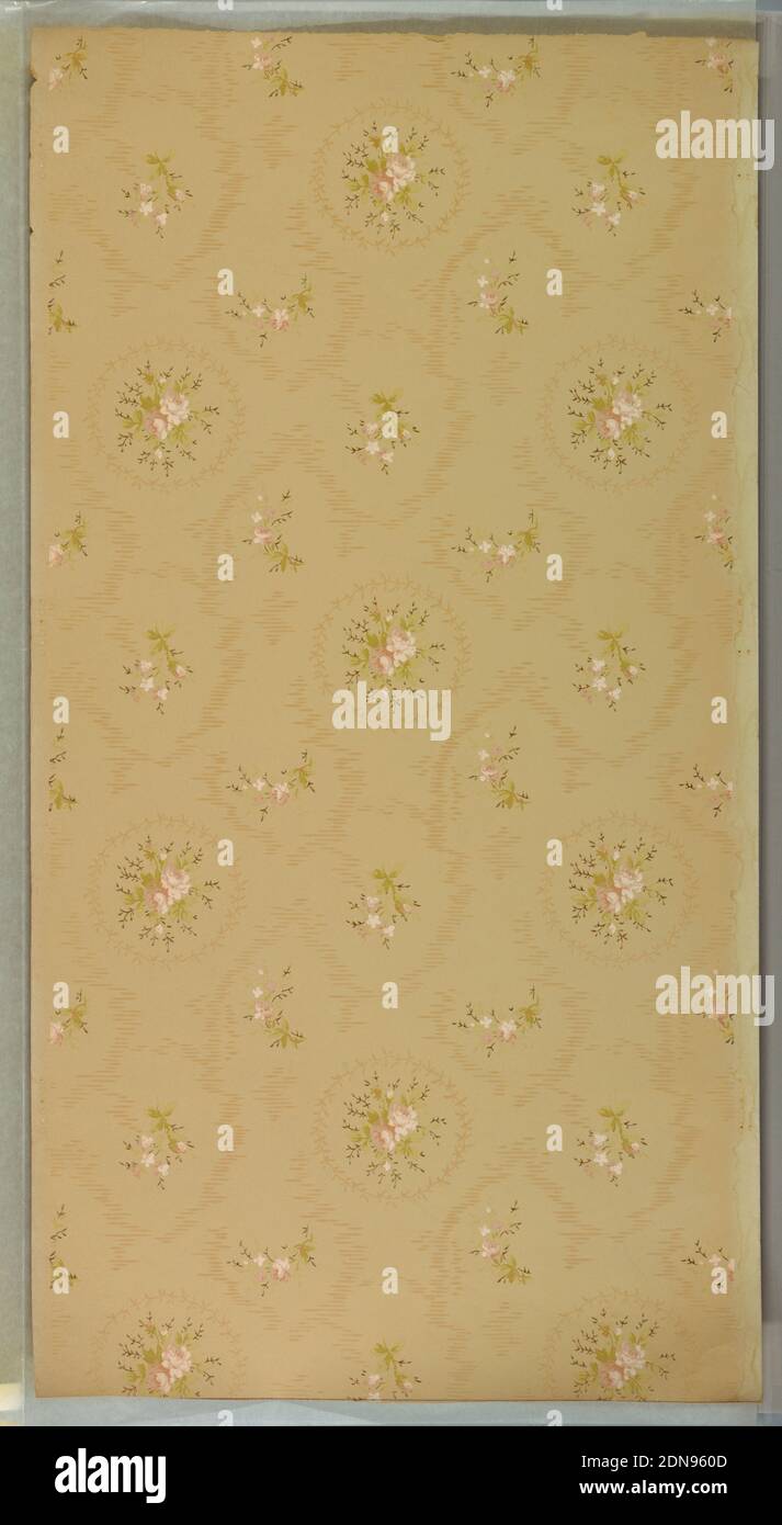 Deckenpapier, Maschinenbedrucktes Papier, Flüssiges Glimmer, Blumensträuße  In Blattkränzen, Durchsetzt Mit Kleineren Blumensträußen Auf  Moiré-Hintergrund. Rosa-Beiger Boden. Gedruckt In Pink, Grün, Weiß- Und  Metallgold (Das An Einigen Stellen Grün Wird ...