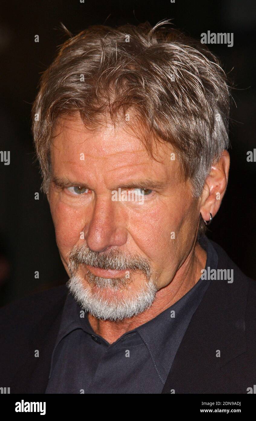 Datei Foto : 'Harrison Ford besucht die Weltpremiere von Warner Bros. ''Firewall'' im Chinese Theatre in Hollywood. Los Angeles, 2. Februar 2006. Der 72-Jährige, Star der Indiana Jones- und Star Wars-Filme, meldete einen Motorausfall und landete sein Vintage-Flugzeug auf einem Golfplatz in Venedig in Los Angeles. Er atmete und war wach, als Sanitäter eintrafen und ihn in einem "fairen bis mäßigen" Zustand ins Krankenhaus brachten, sagte ein Sprecher der Feuerwehr. Foto von Lionel Hahn/ABACAPRESS.COM' Stockfoto